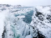 航拍镜头令人惊叹地捕捉了冰岛冬季冰冷景观中的古尔福斯瀑布