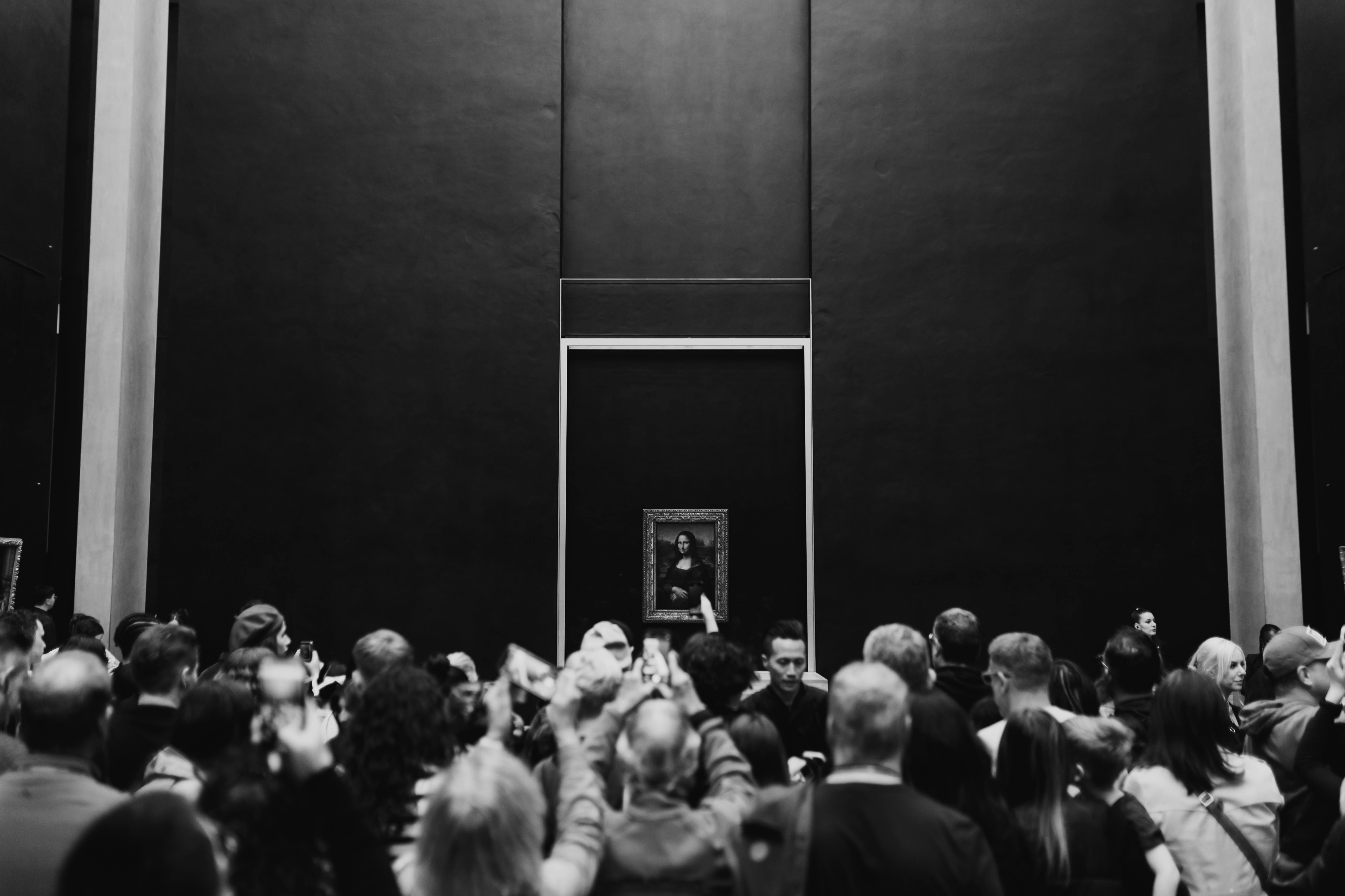 Gratis Una grande folla si raduna per ammirare la Gioconda al Museo del Louvre di Parigi, Francia. Foto a disposizione