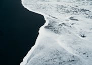 一个迷人的看法冰冷的海洋表面与雪和霜，展示冬天的风景