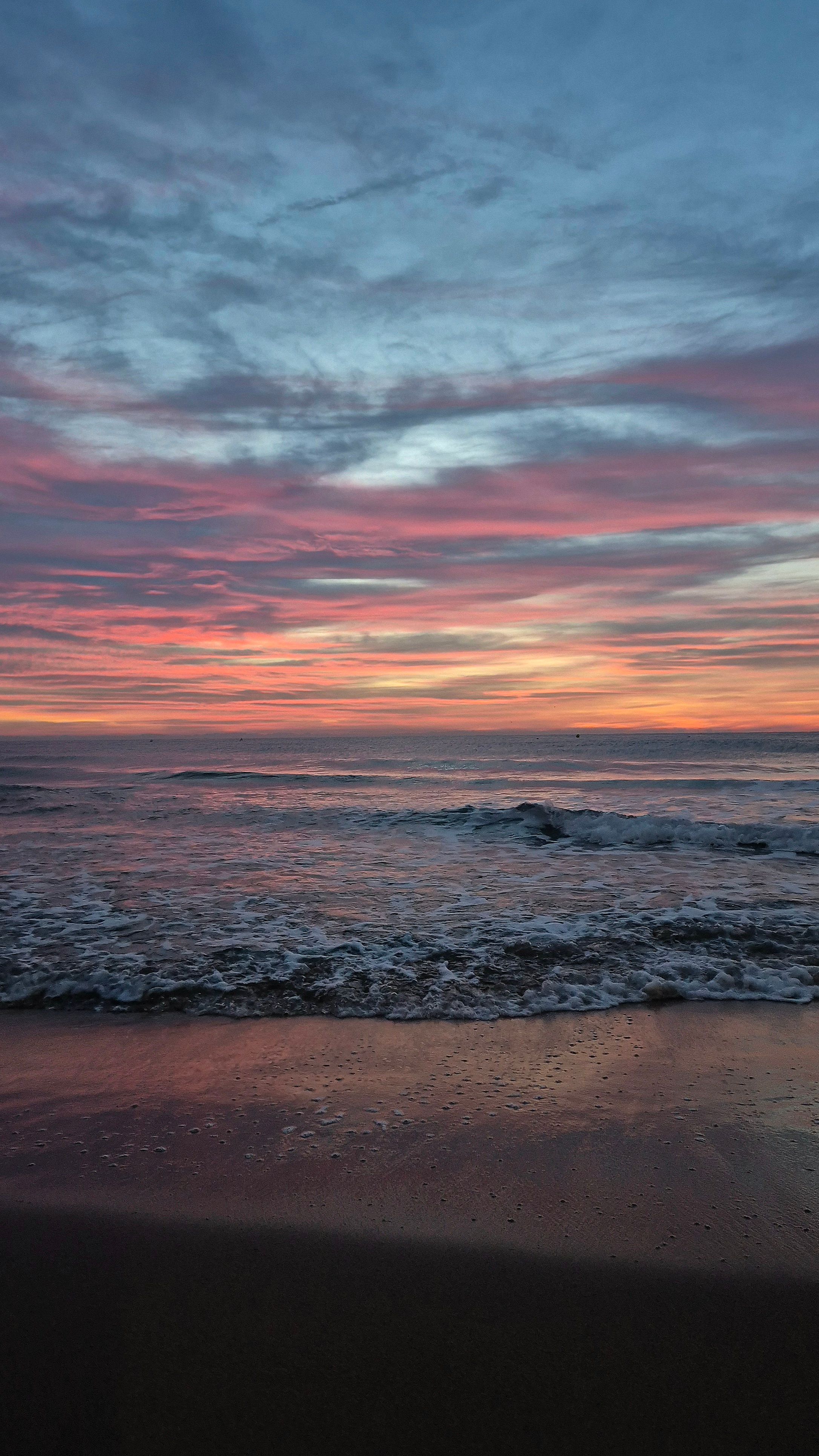 Scenic Sunset Over Ocean Waves · Free Stock Photo