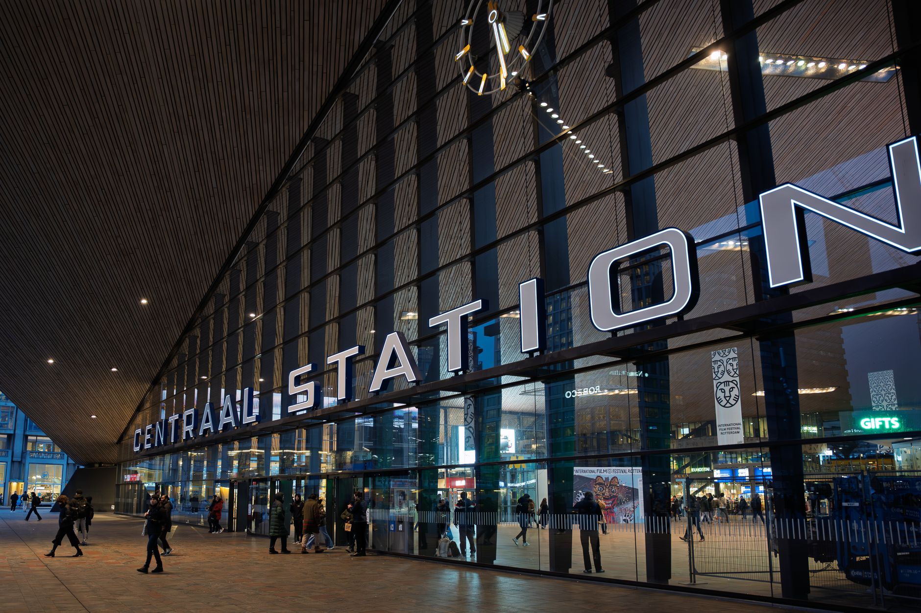 Rotterdam Zuidplein'deki polis merkezi önünde toplanan kalabalık