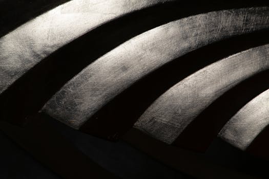 这幅引人注目的抽象图像，以金属曲线和戏剧性的灯光，营造出大胆的视觉效果