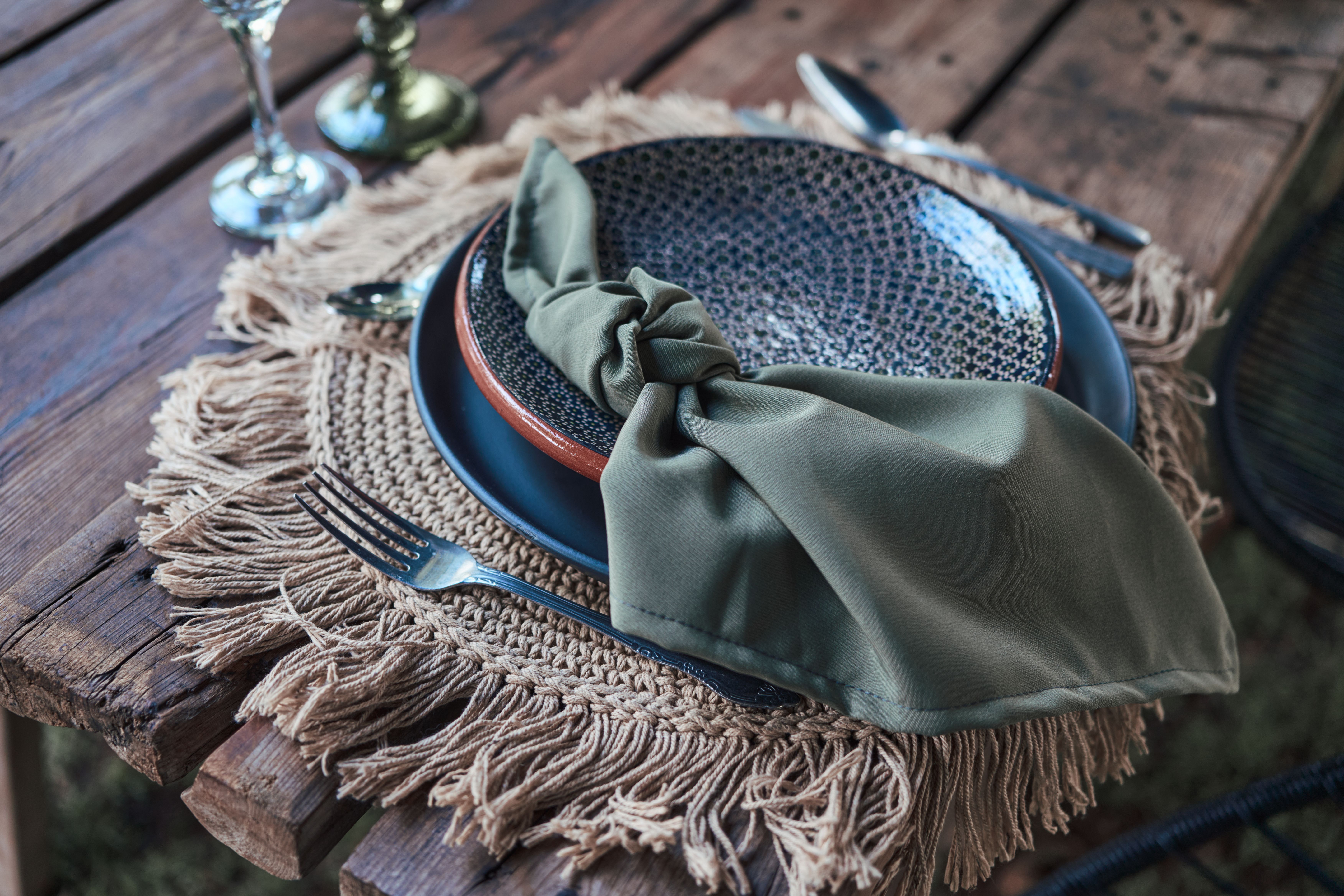 earthy tones dining tablescape