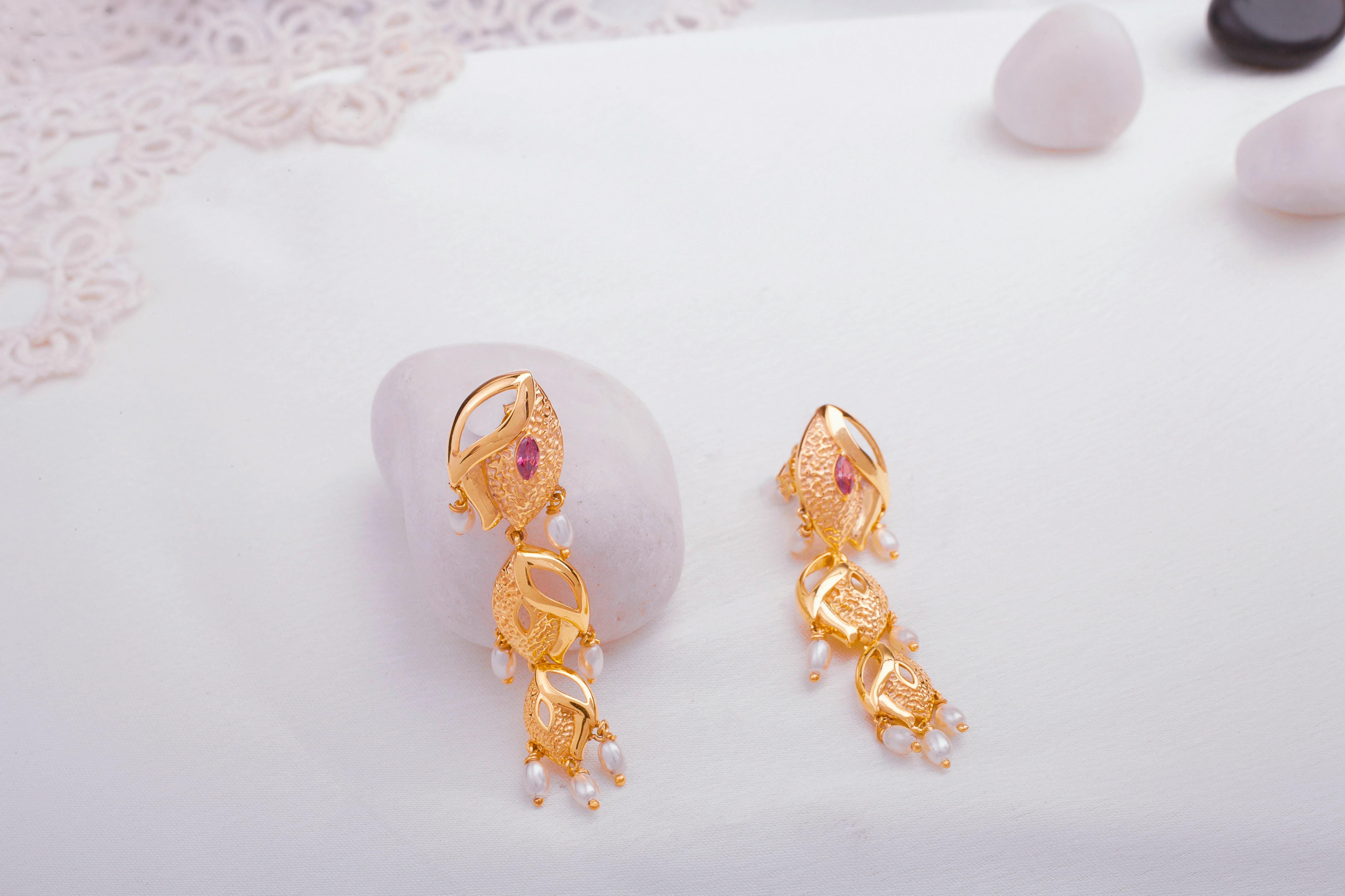 財經：金價大跳水，卻引發陸金飾店掀起降價潮的背後真相