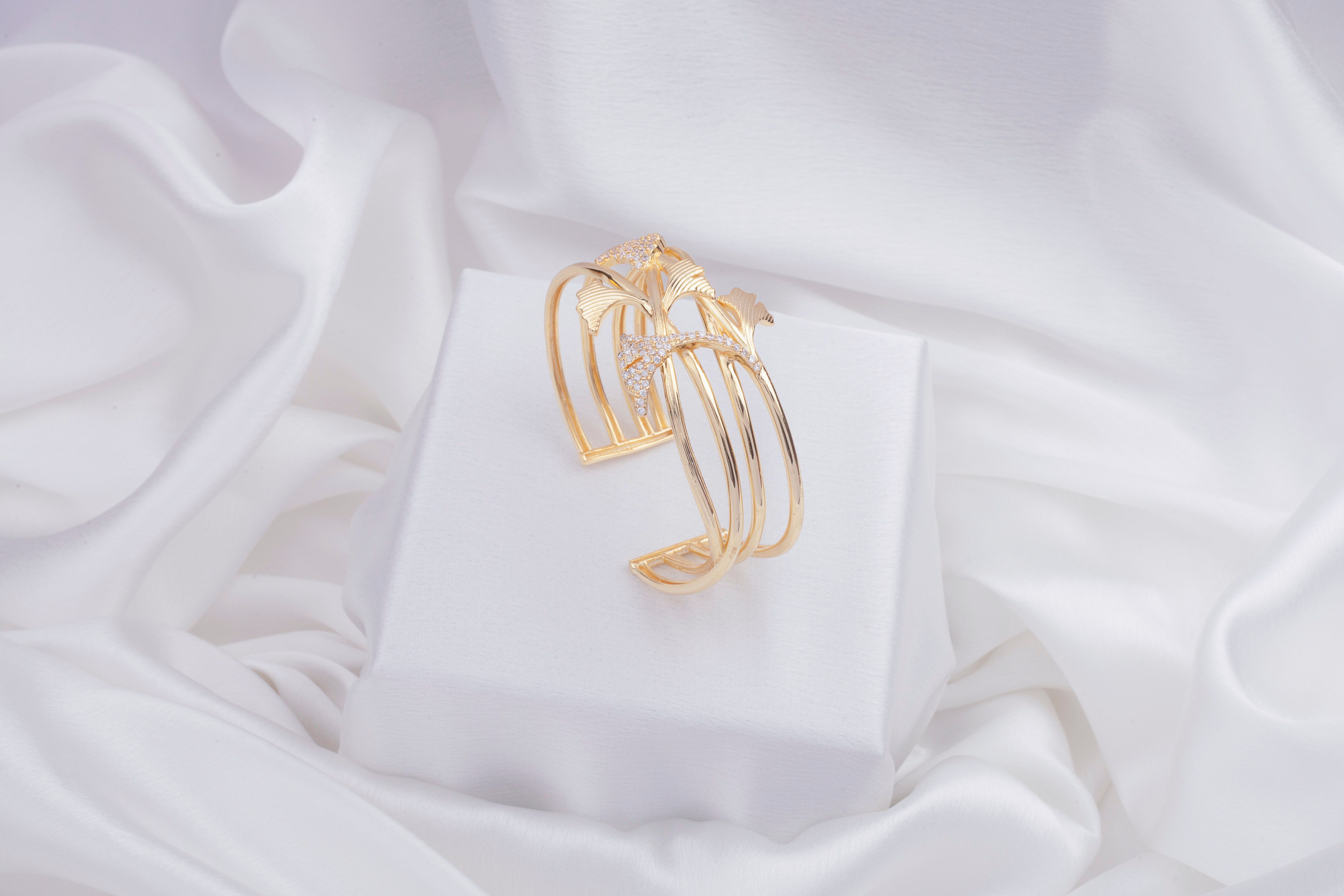 Pulseiras douradas usadas como referência visual
