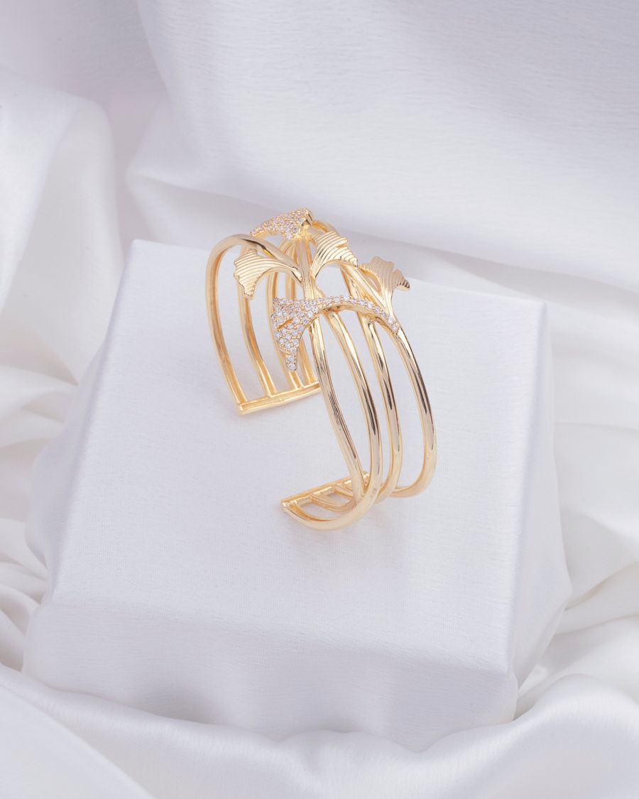 Pulseiras douradas usadas como referência visual