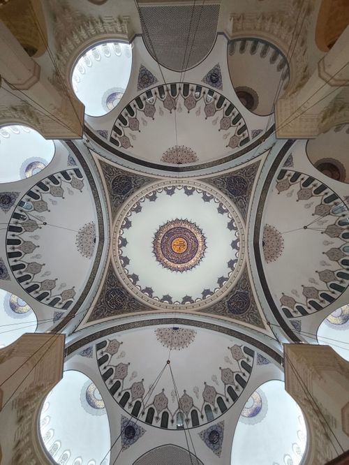 Free Intricate details of a mosque ceiling showcasing geometric patterns and artistry. Stock Photo