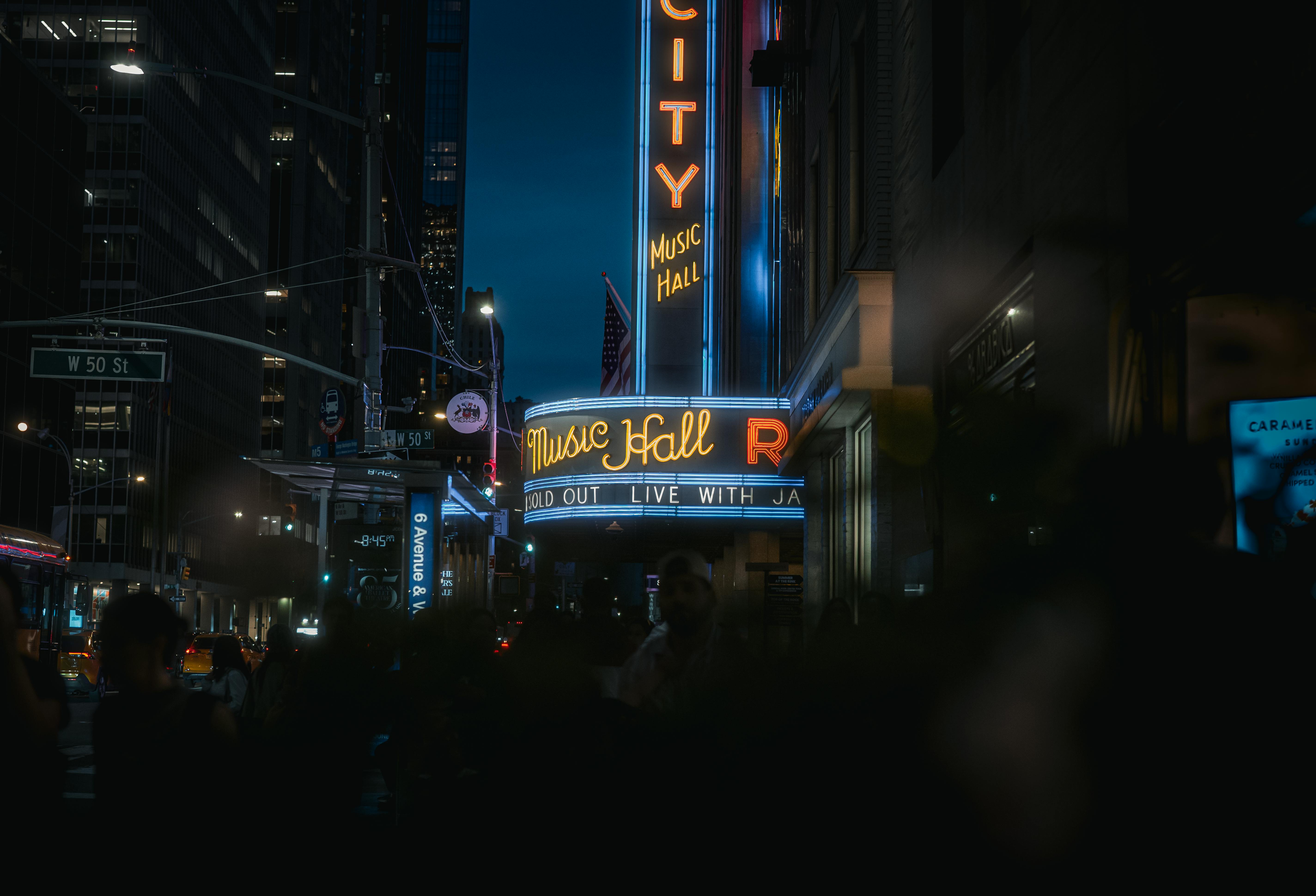 De franc Llums de neó il·luminen l'icònic Radio City Music Hall de Nova York a la nit. Foto d'estoc