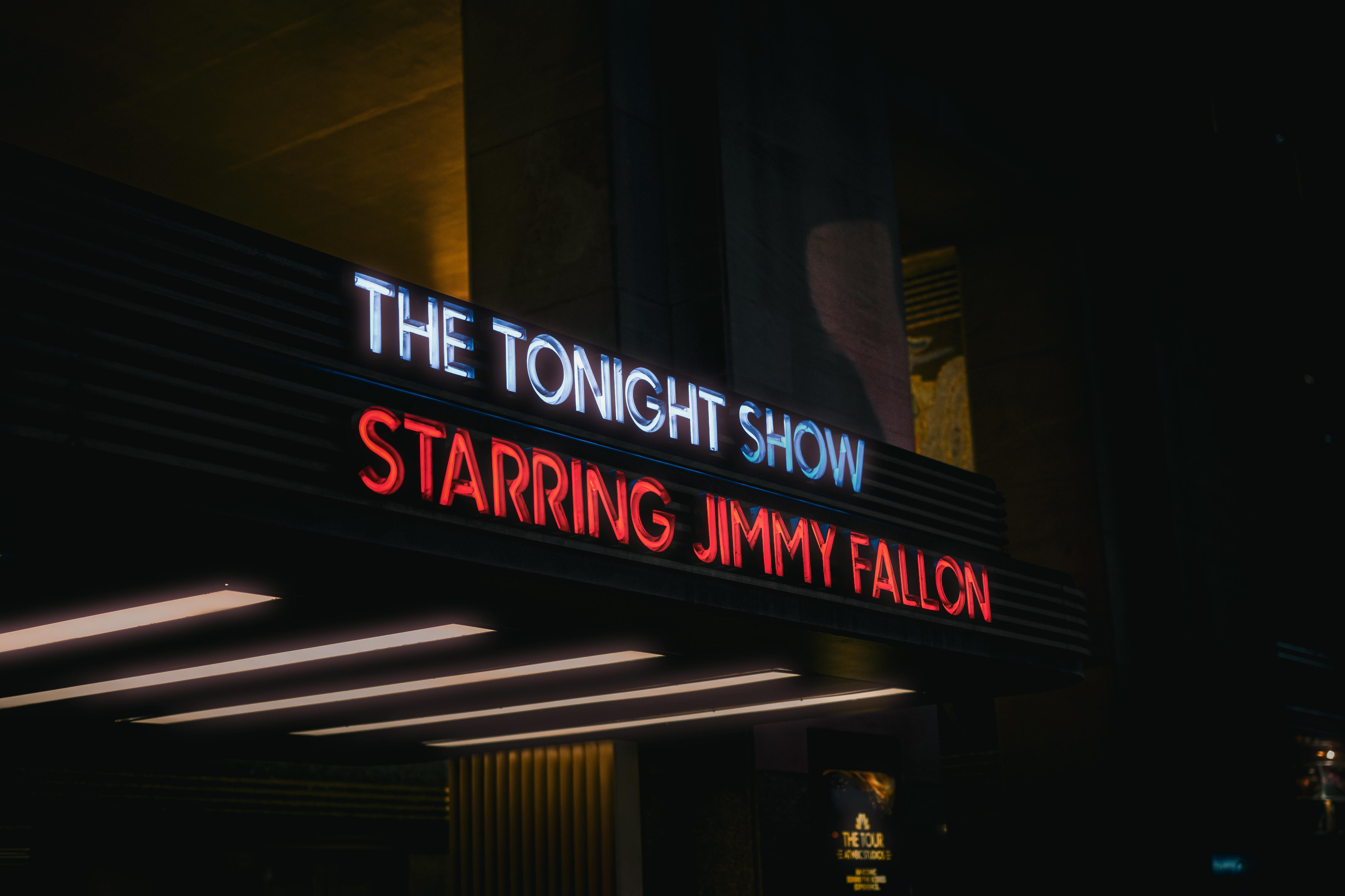 Ücretsiz New York'ta Jimmy Fallon'ın sunduğu "The Tonight Show" programının ışıklı tabelası. Stok Fotoğraflar
