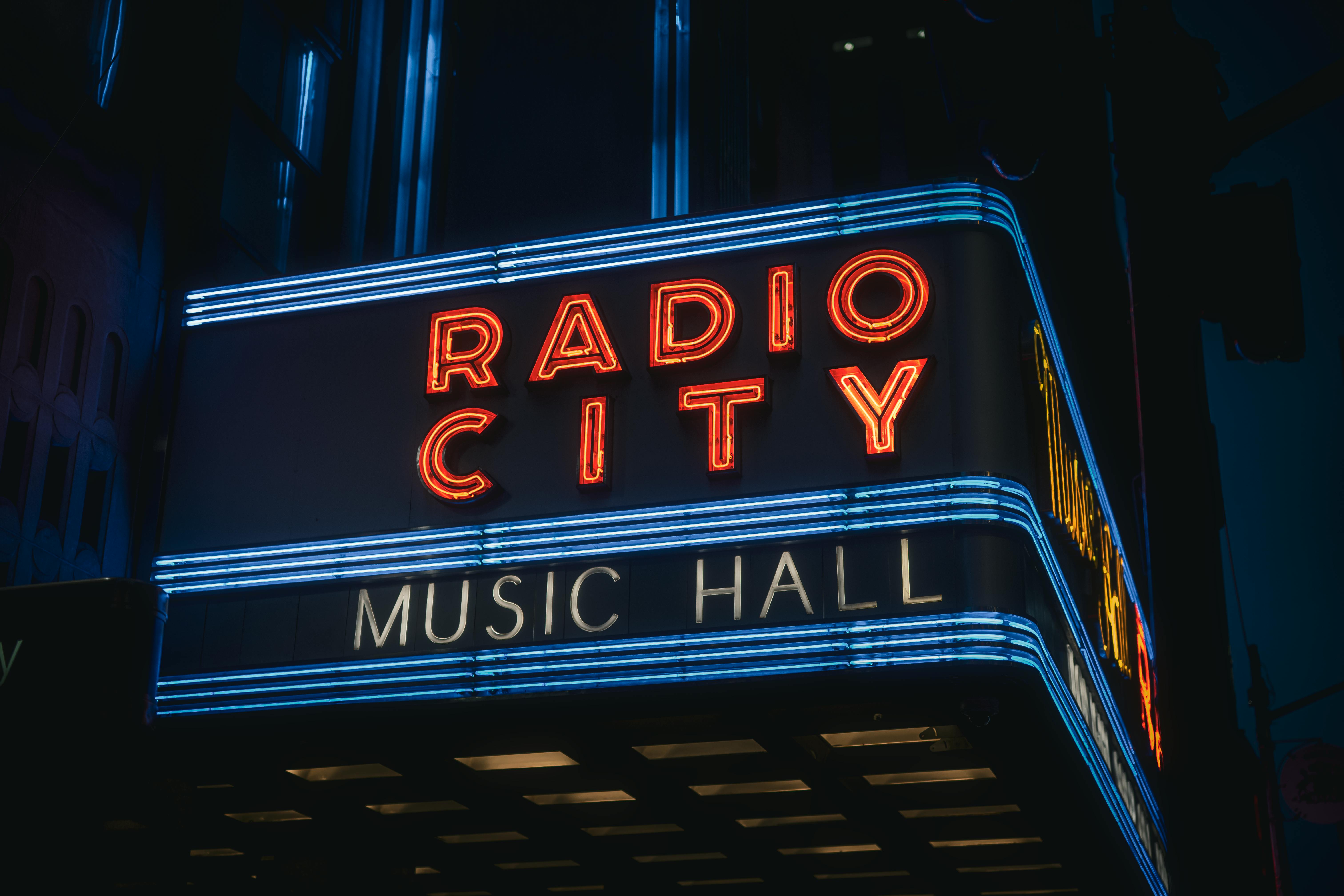 Ücretsiz New York'taki Radio City Music Hall'un neon ışıkları, gece aydınlatılmış halde. Stok Fotoğraflar