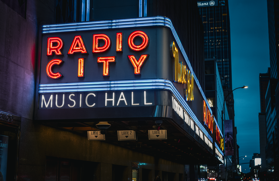 Broadway musical jegyvásárlás: tippek magyar turistáknak – Times Square Broadway theater marquees night
