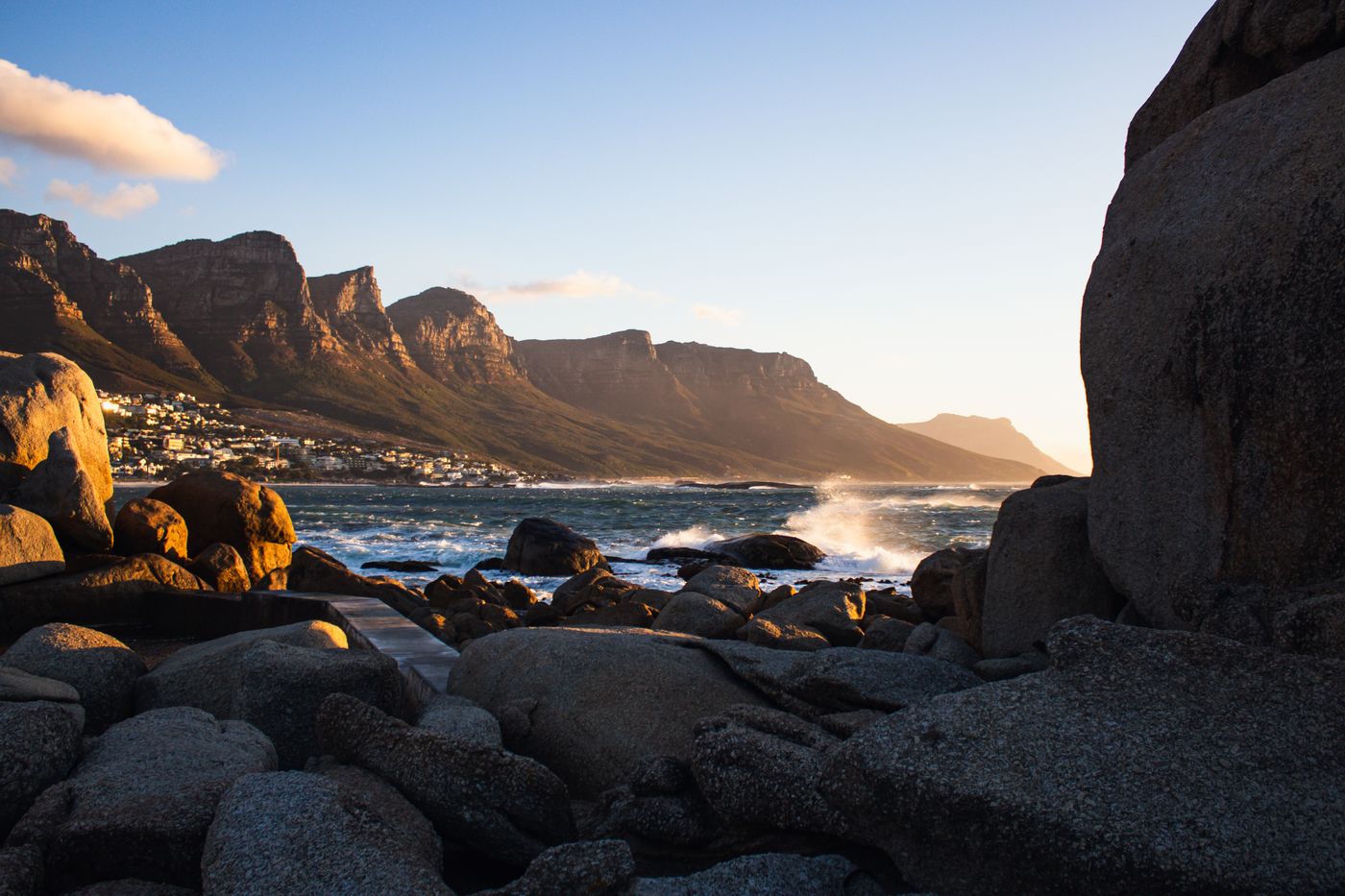 Cape Town com mar e montanhas ao fundo