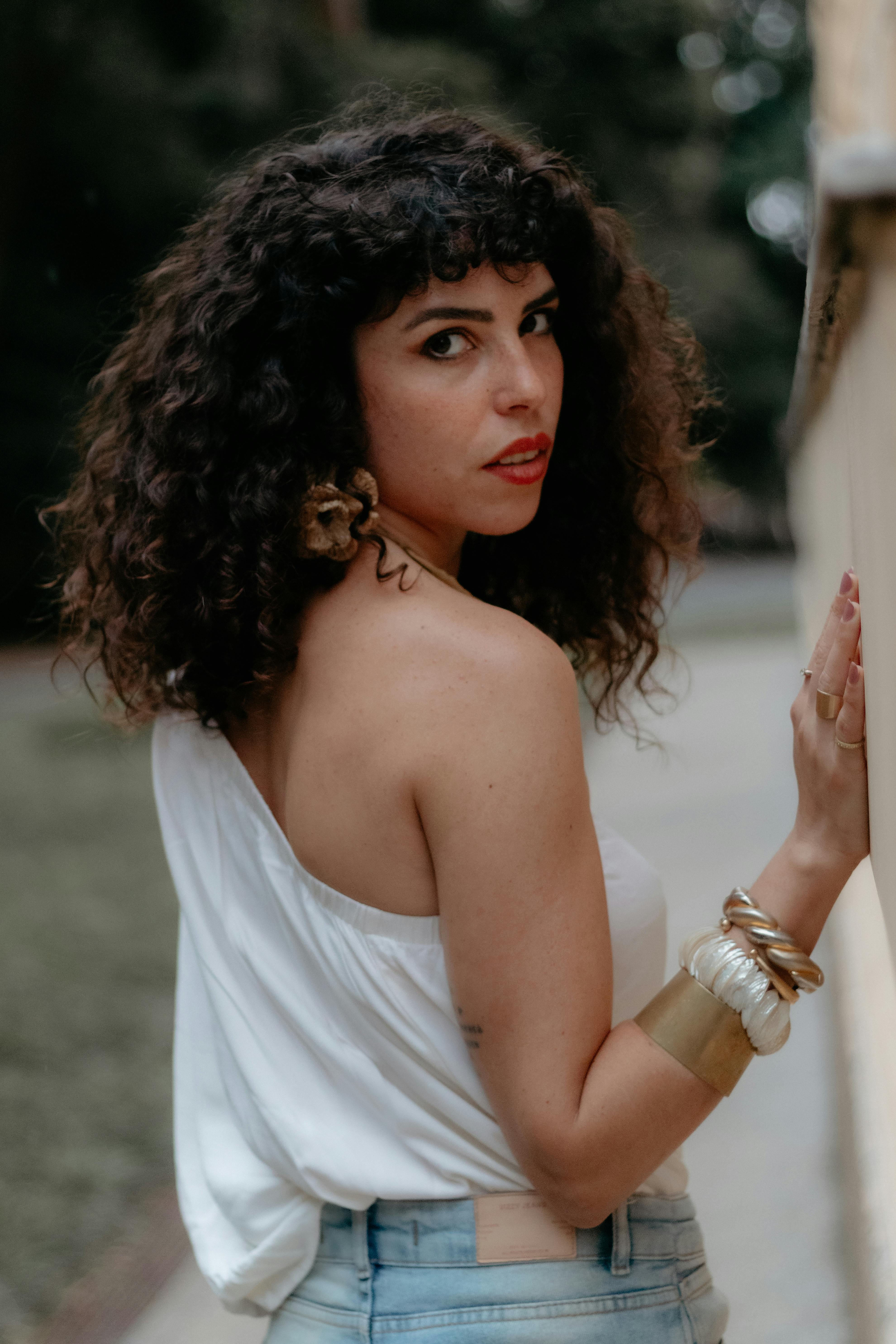 Elegant outdoor portrait of a woman in São Paulo with captivating style.