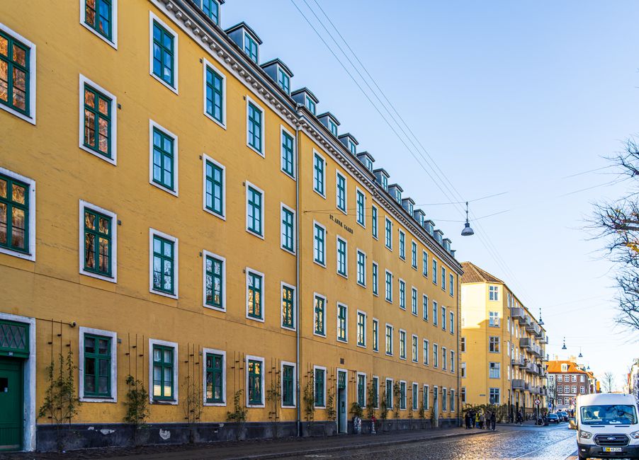Klassisk københavnsk etageejendom i røde mursten med fem etager