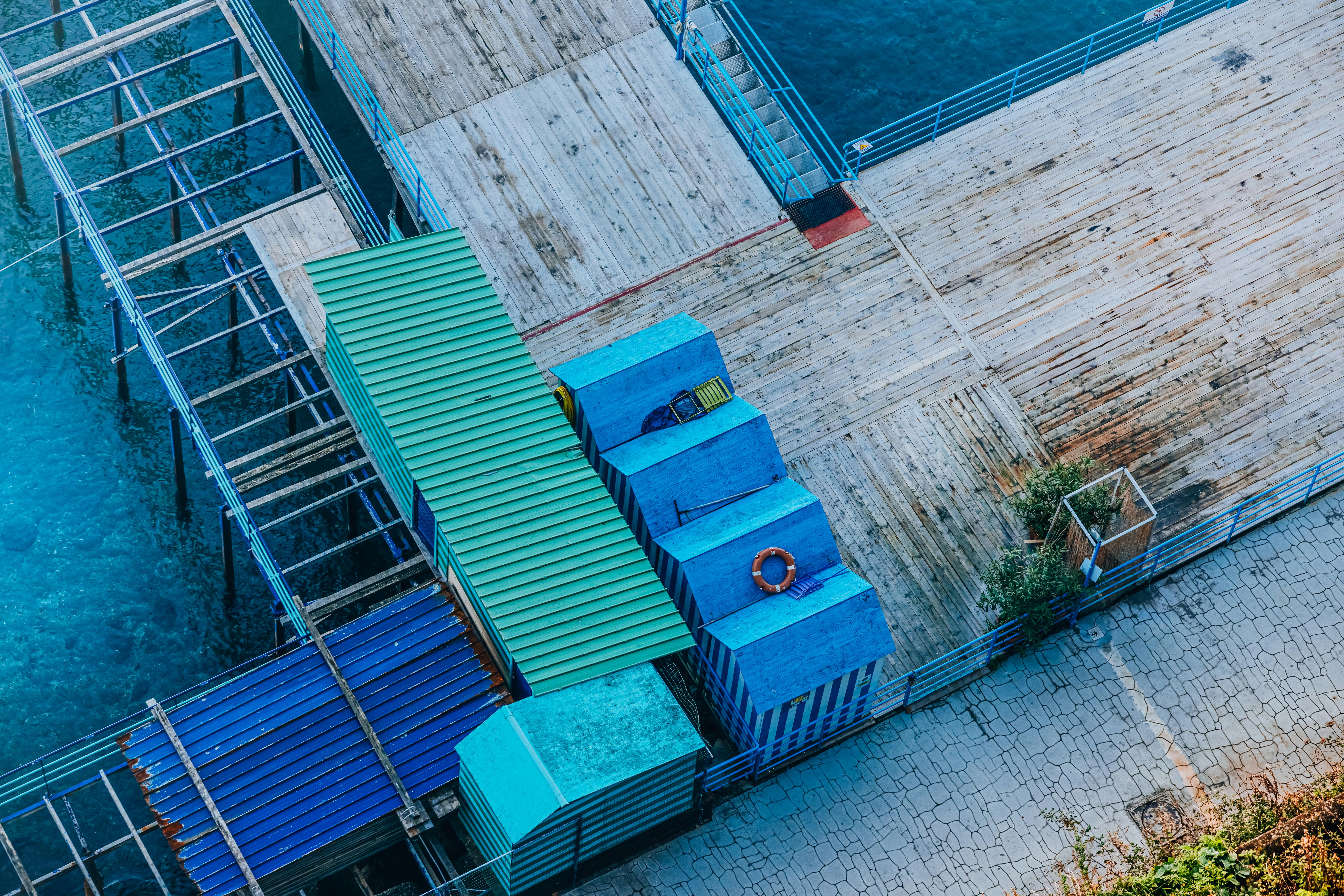 Miễn phí Những công trình cầu tàu bằng gỗ đầy màu sắc được chụp từ trên cao với phông nền là đại dương sống động. Ảnh lưu trữ