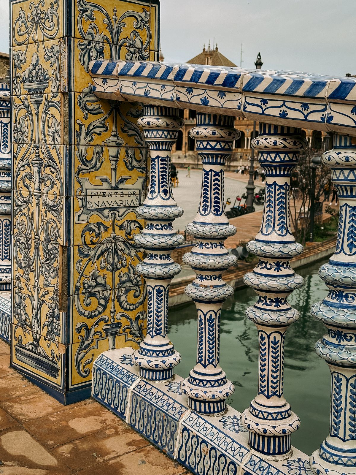 Detalii de ceramică azulejo la Plaza de España din Sevilla
