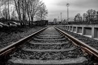 在喜怒无常的黑白背景下，铁路轨道呈现出戏剧性的视角