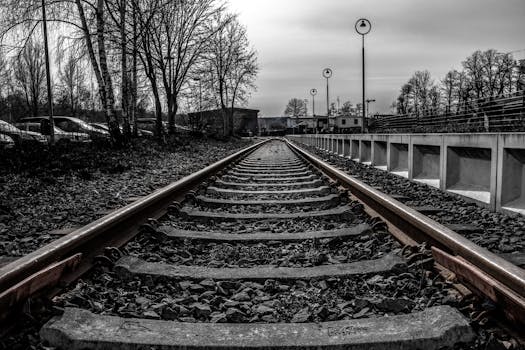 在喜怒无常的黑白背景下，铁路轨道呈现出戏剧性的视角