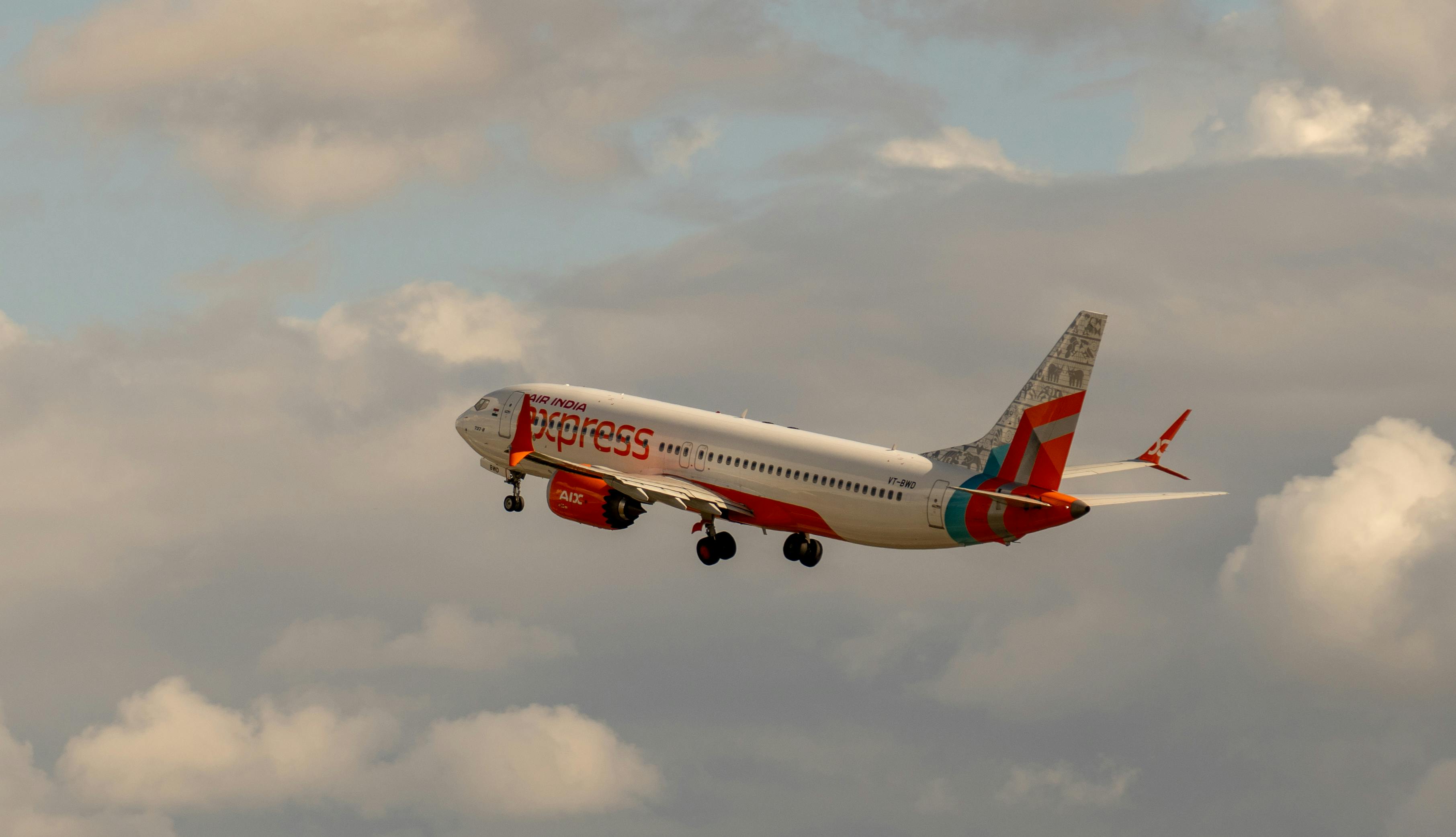 फुकेट में एयर इंडिया एक्सप्रेस की हार्ड लैंडिंग: बाल-बाल बचे सभी यात्री, बड़ा हादसा टला!