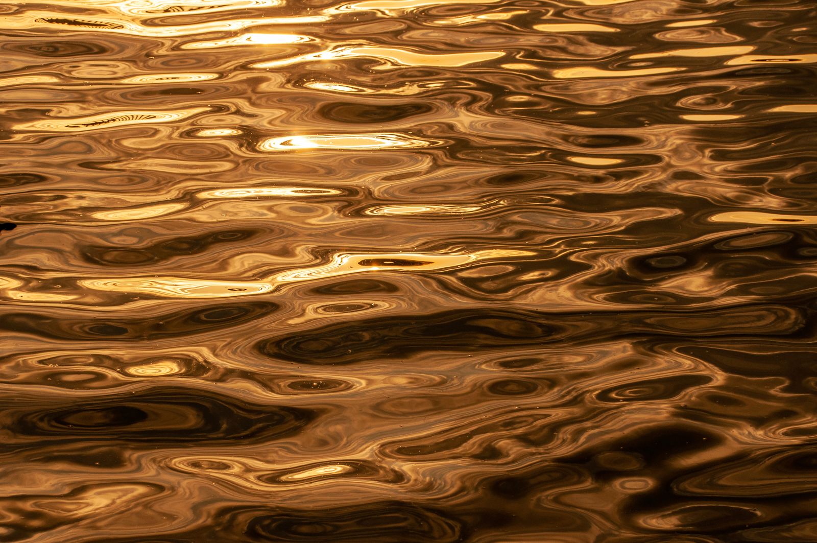 Shimmering golden water texture — photo by wal_ 172619 on Pexels