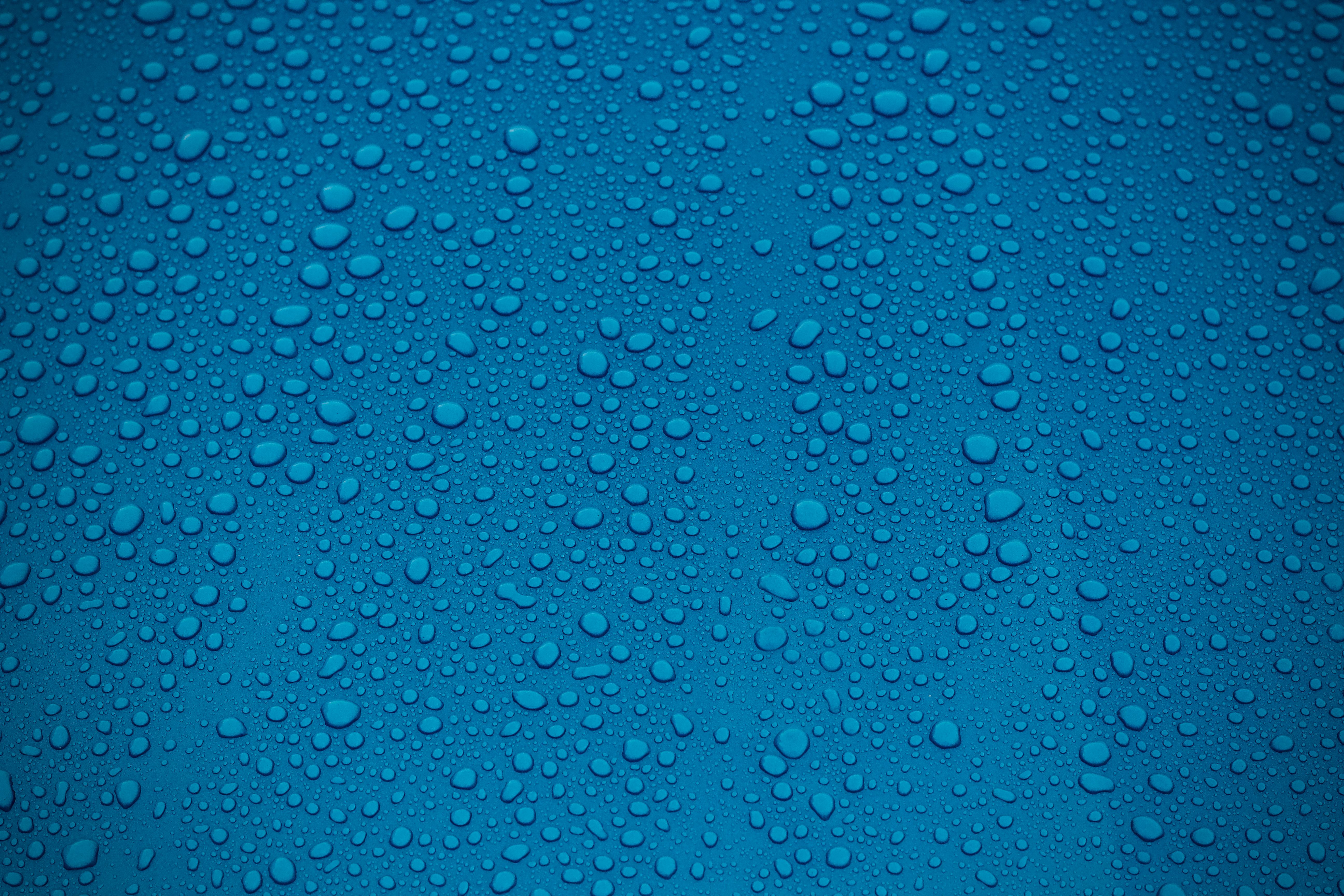 Reines Trinkwasser mit Wassertropfen