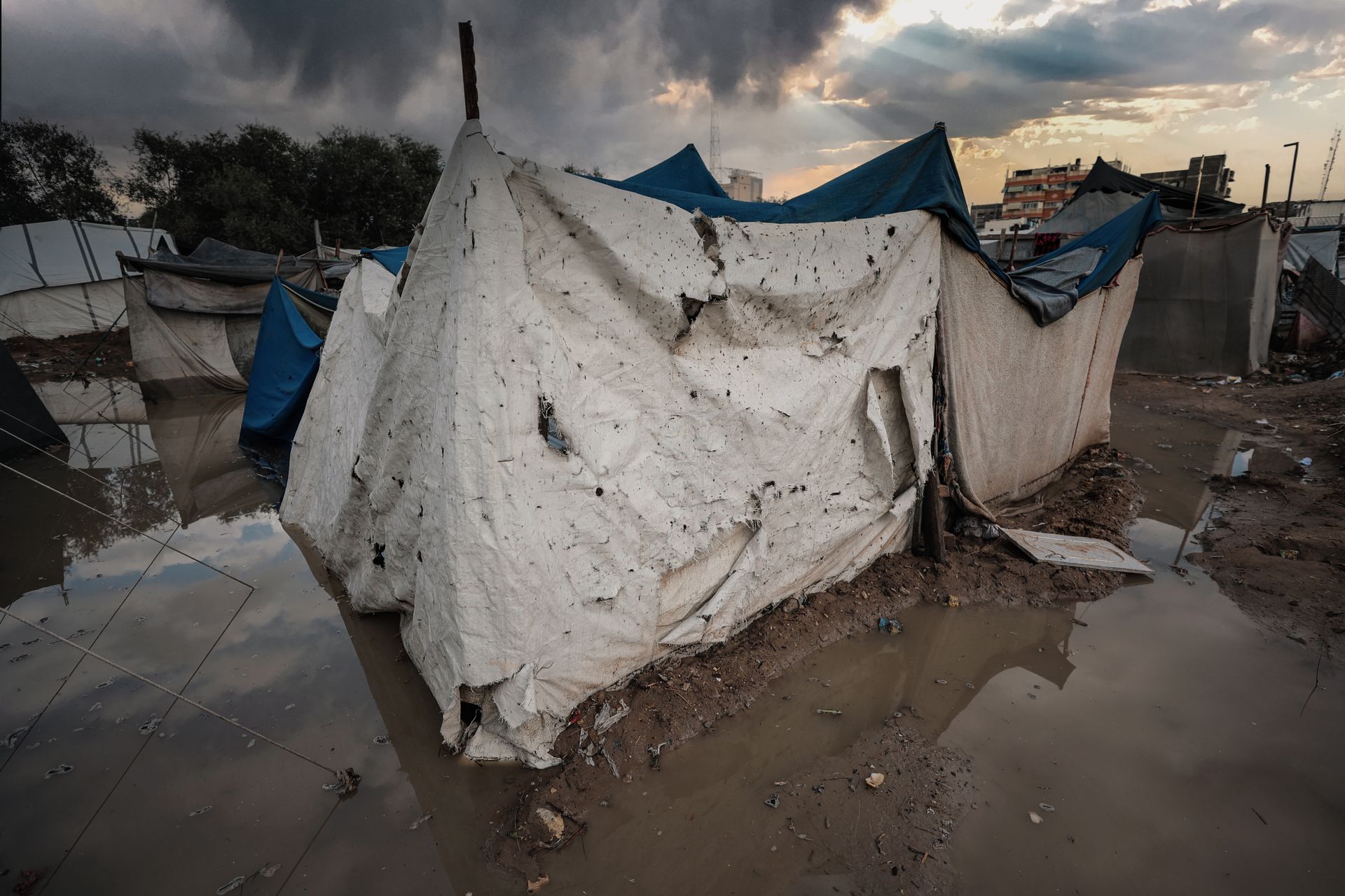 Tentes d'aide humanitaire et personnels soignants par temps couvert.