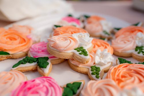 粉色和白色的花餅乾