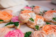 盘子上装饰着精美的糖衣花卉饼干，非常适合作为甜点