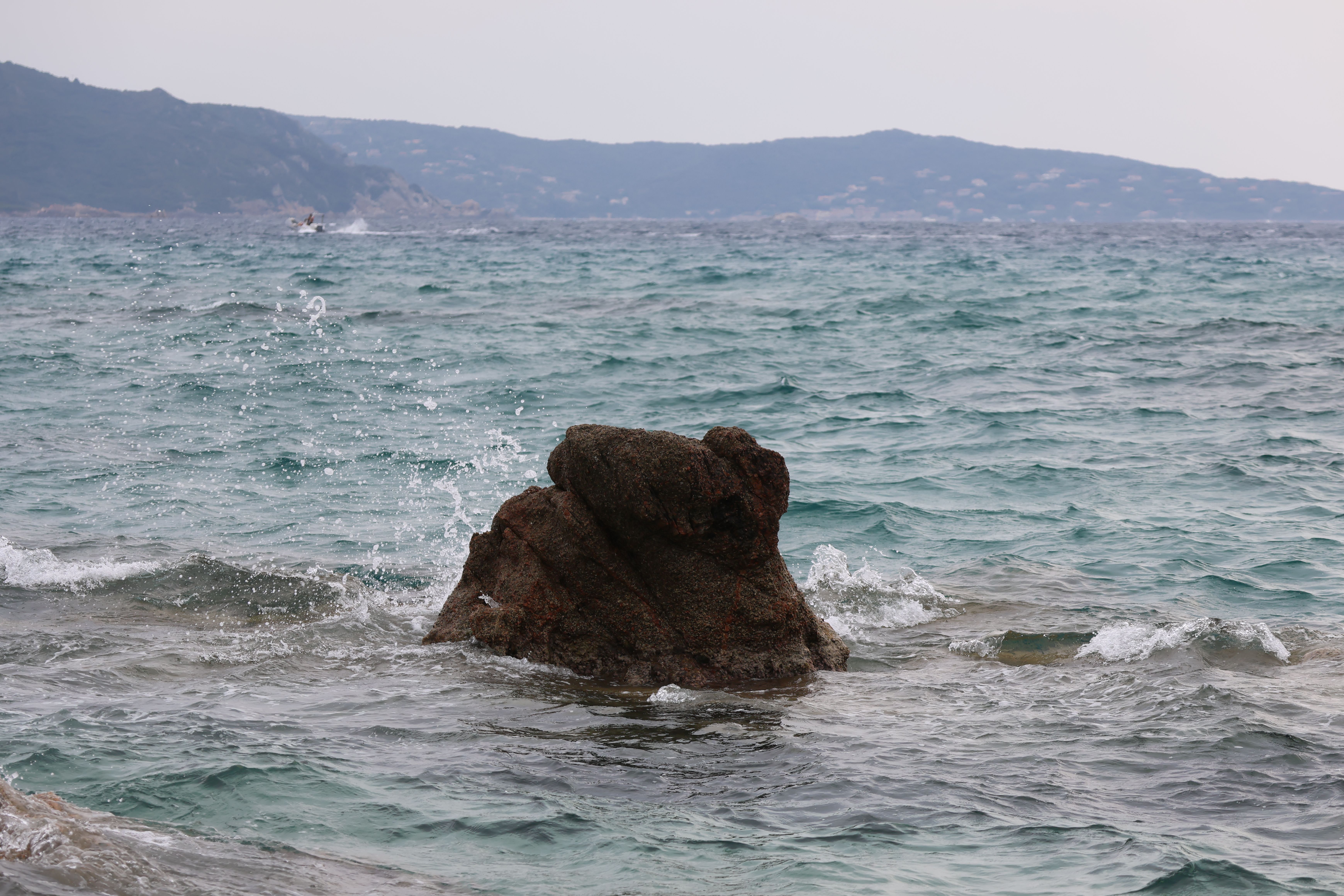 Ocean Splash on Rocky Shore in Daylight · Free Stock Photo