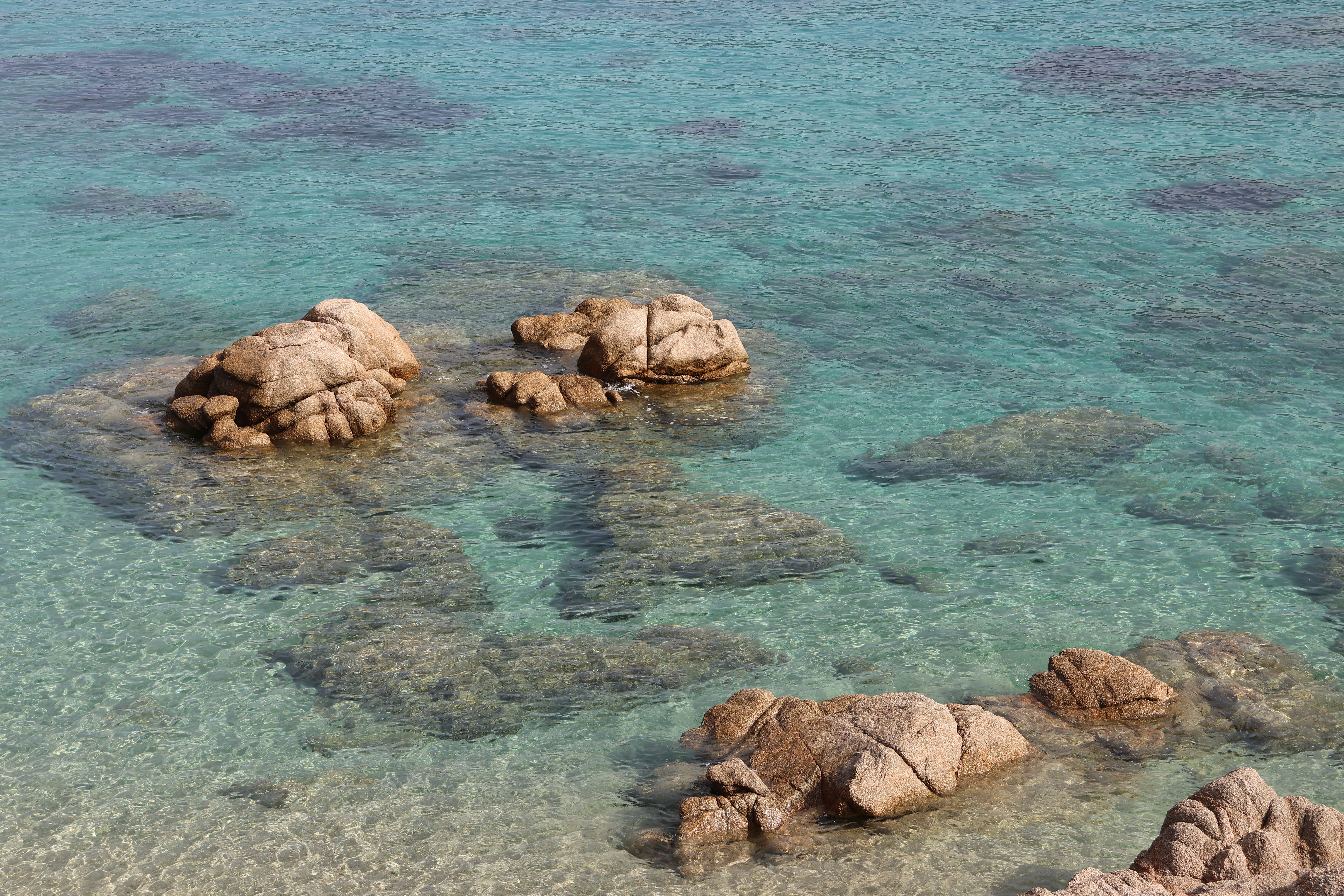 Felsiger Strand am Meer – typischer Einstieg beim Schnorcheln