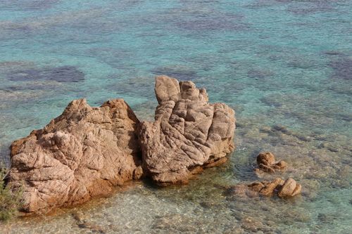 Free Beautiful rocky coastline with crystal clear blue waters, perfect for travel and nature lovers. Stock Photo