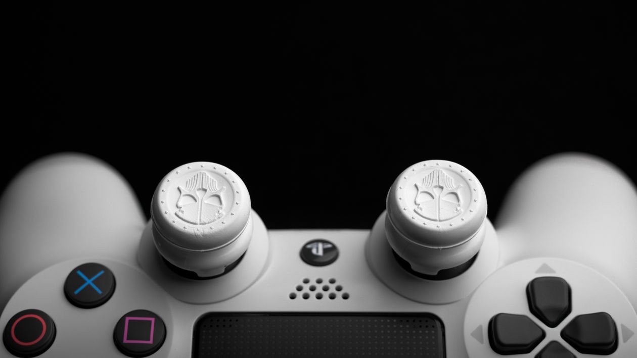 White Game Remote White Game Controller'ın Yakın çekim Fotoğrafı · Ücretsiz Stok Fotoğraf