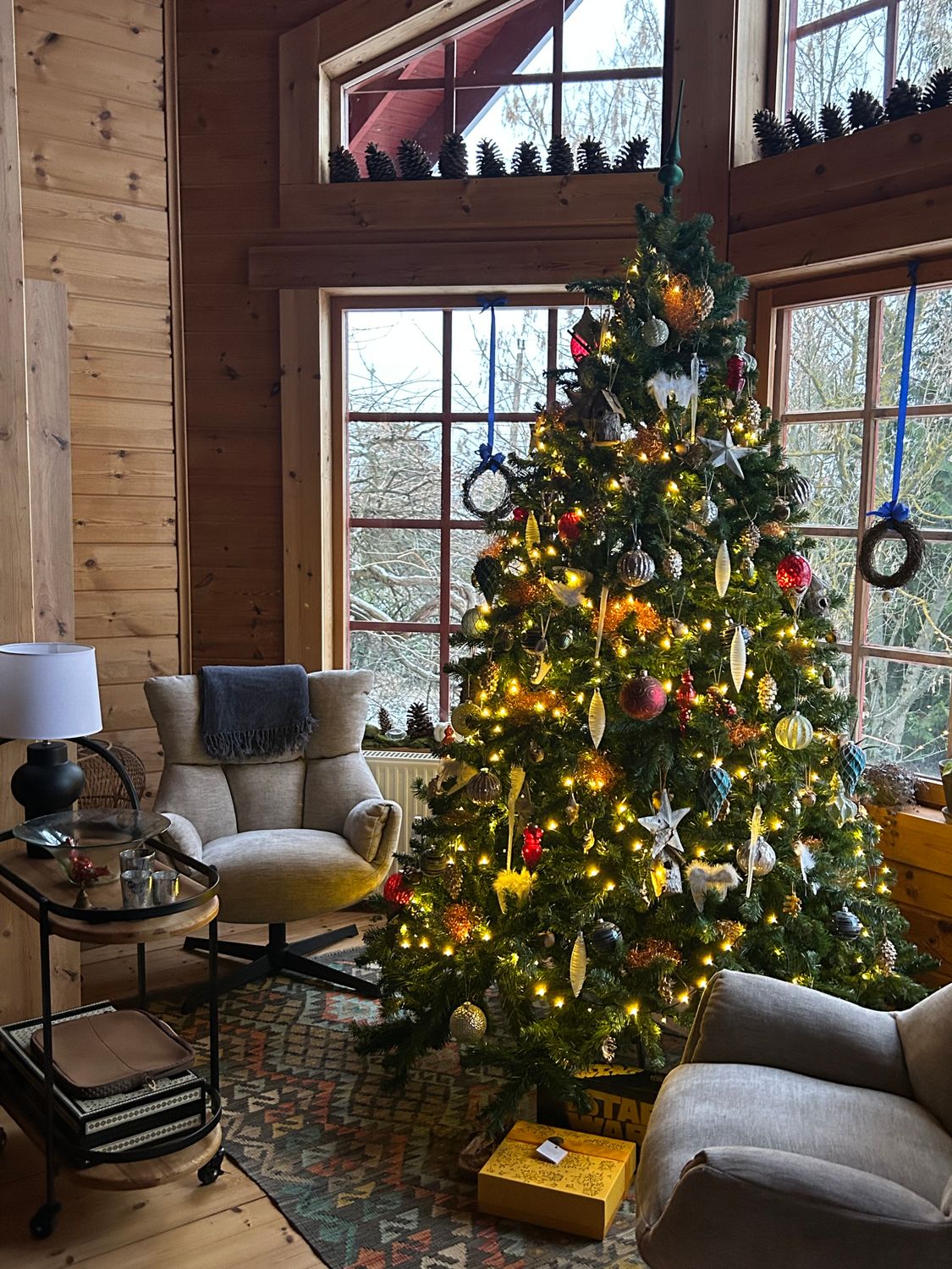 Cozy Christmas Cabin Interior with Decorated Tree · Free Stock Photo