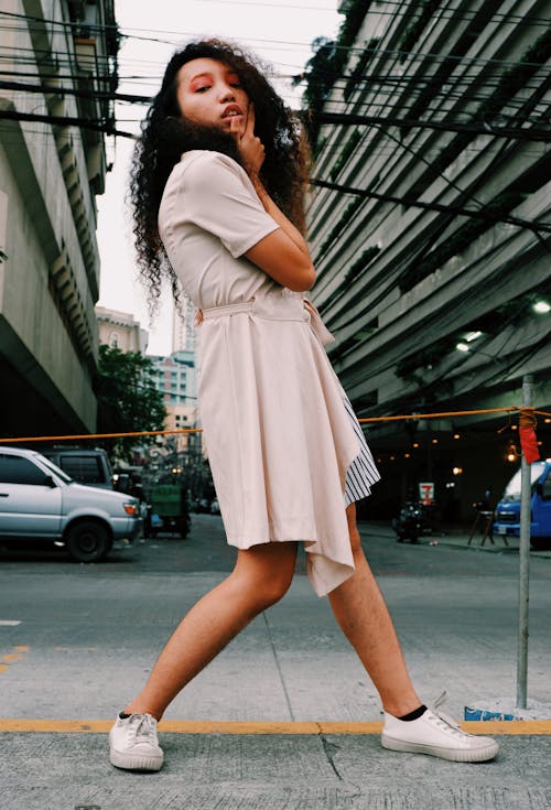 Mulher De Vestido Branco Posando Na Calçada