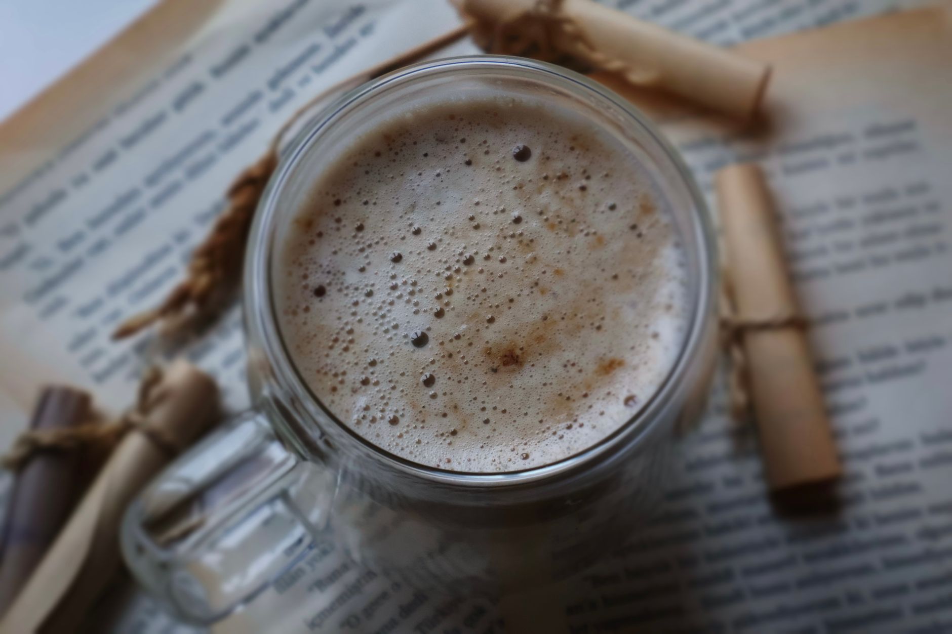 Cacao Nesquik soluble con leche caliente y galletas para desayuno