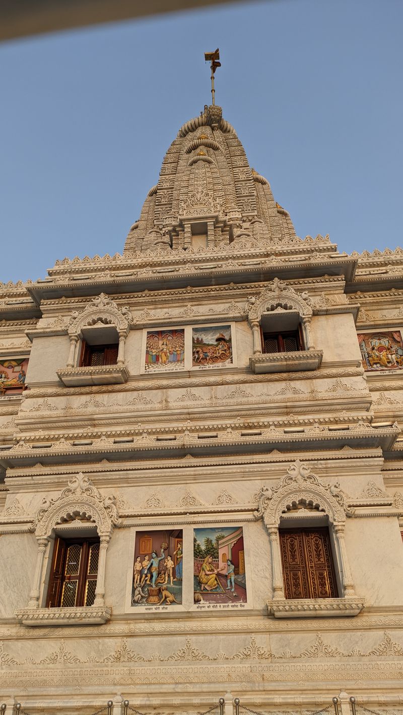 वृंदावन बांके बिहारी मंदिर — इतिहास, महत्व और ज्योतिषीय संबंध