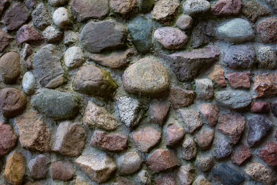 Natural stone retaining wall