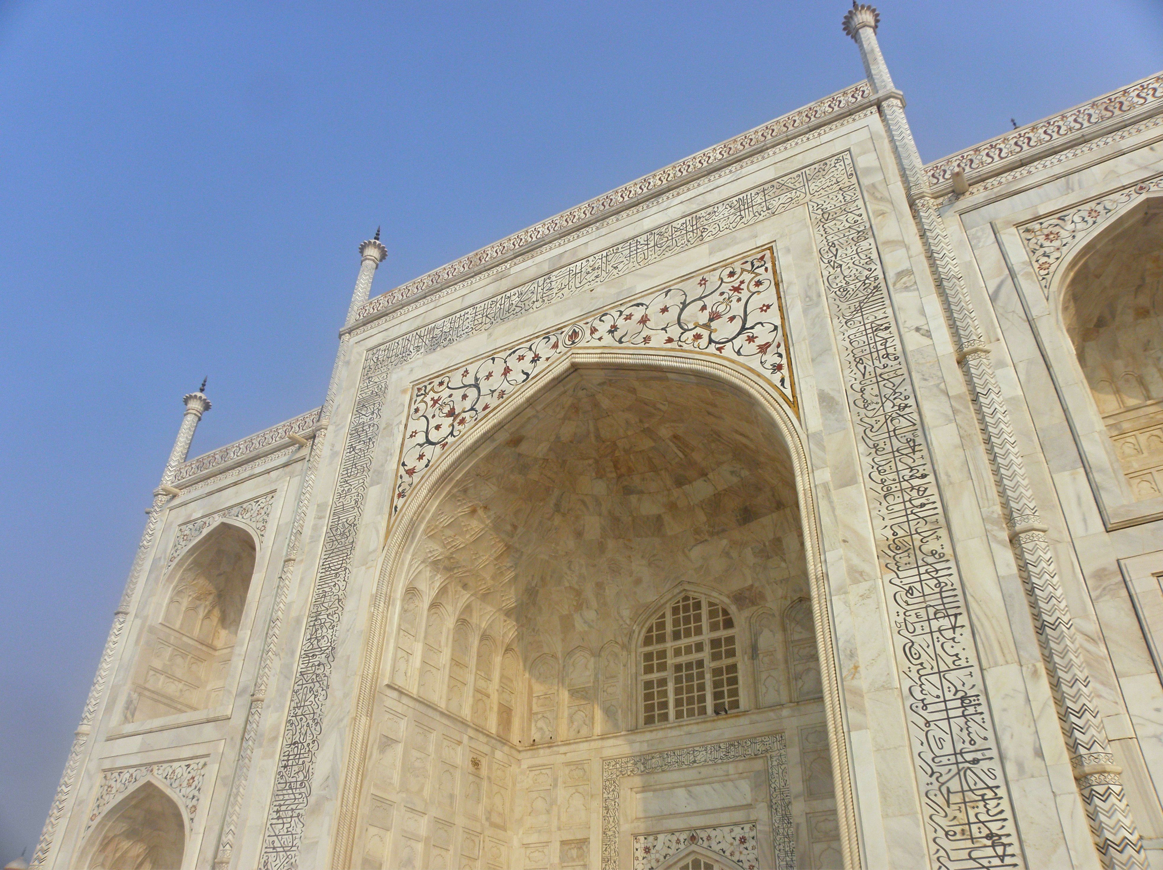 Primer plano de la intrincada incrustación de mármol y detalles arquitectónicos del Taj Mahal, Agra, India.