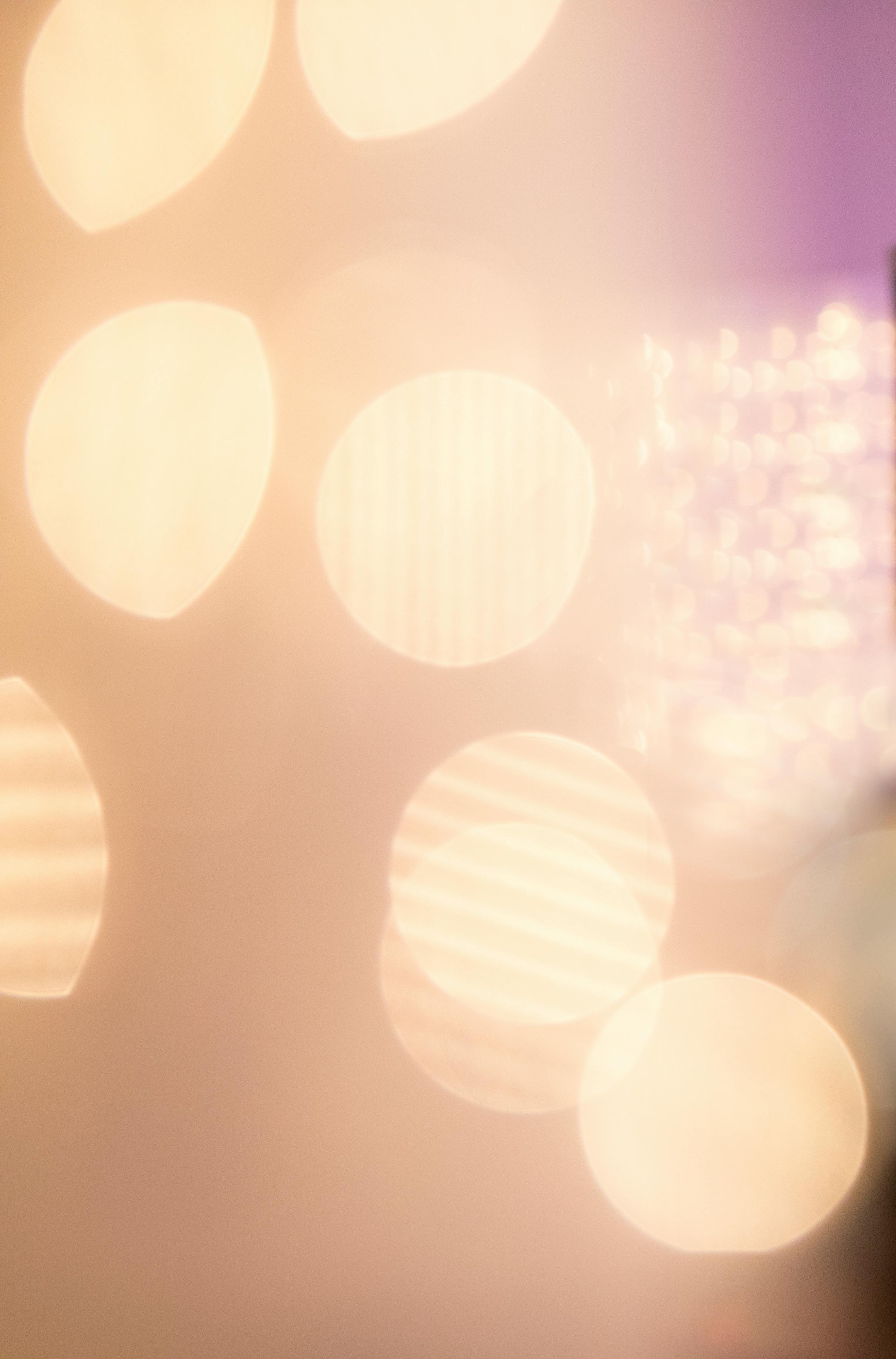 Δωρεάν Θολωμένα φώτα bokeh δημιουργούν μια ονειρική και ζεστή ατμόσφαιρα. Φωτογραφία από στοκ φωτογραφιών