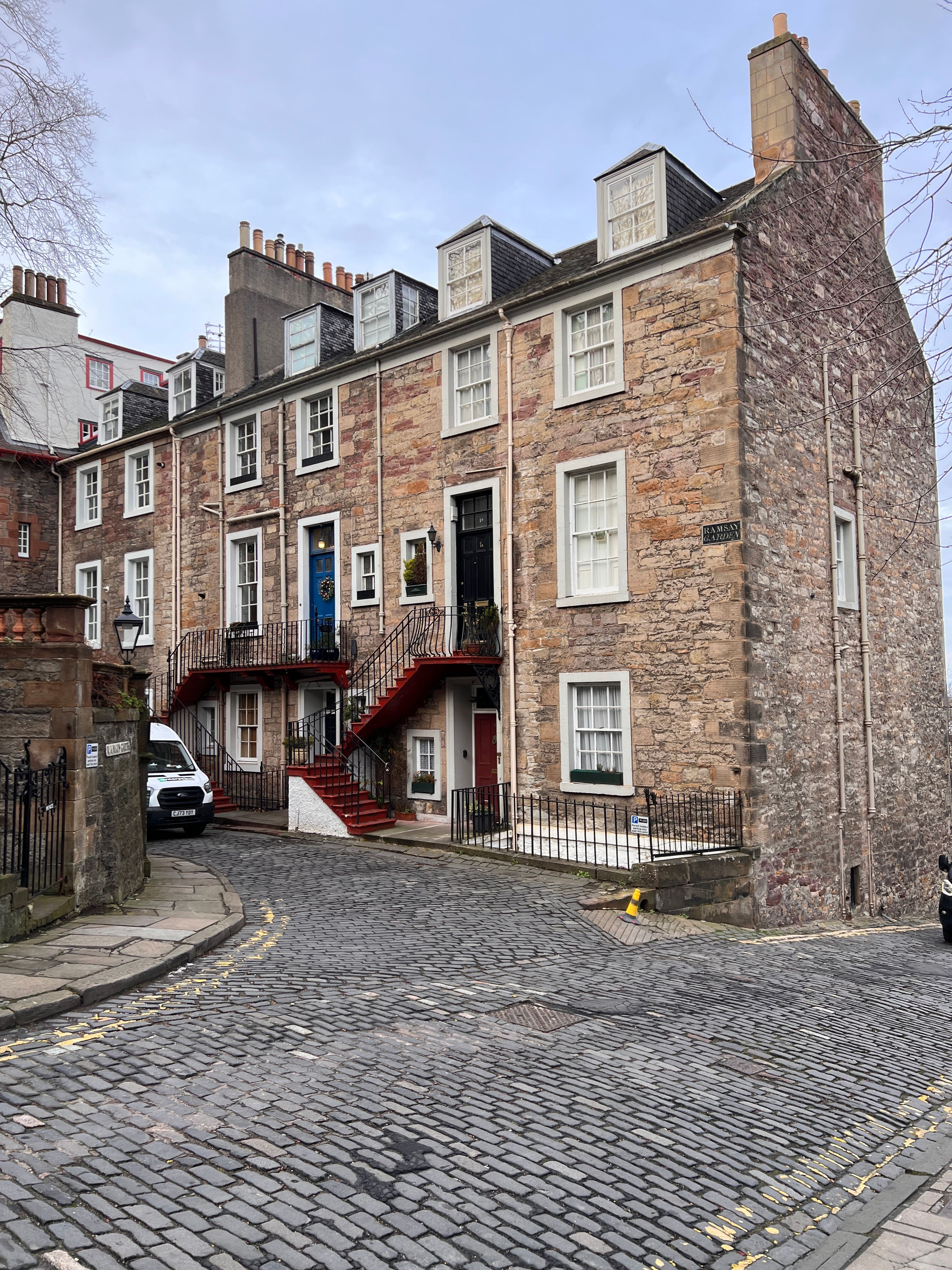 Straatbeeld in Edinburgh met traditionele woningen