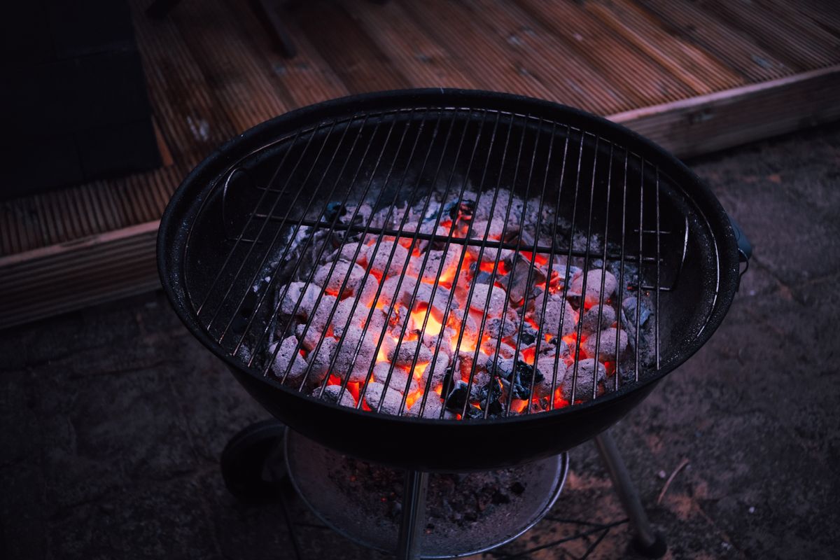 Braises de charbon dans un barbecue kettle