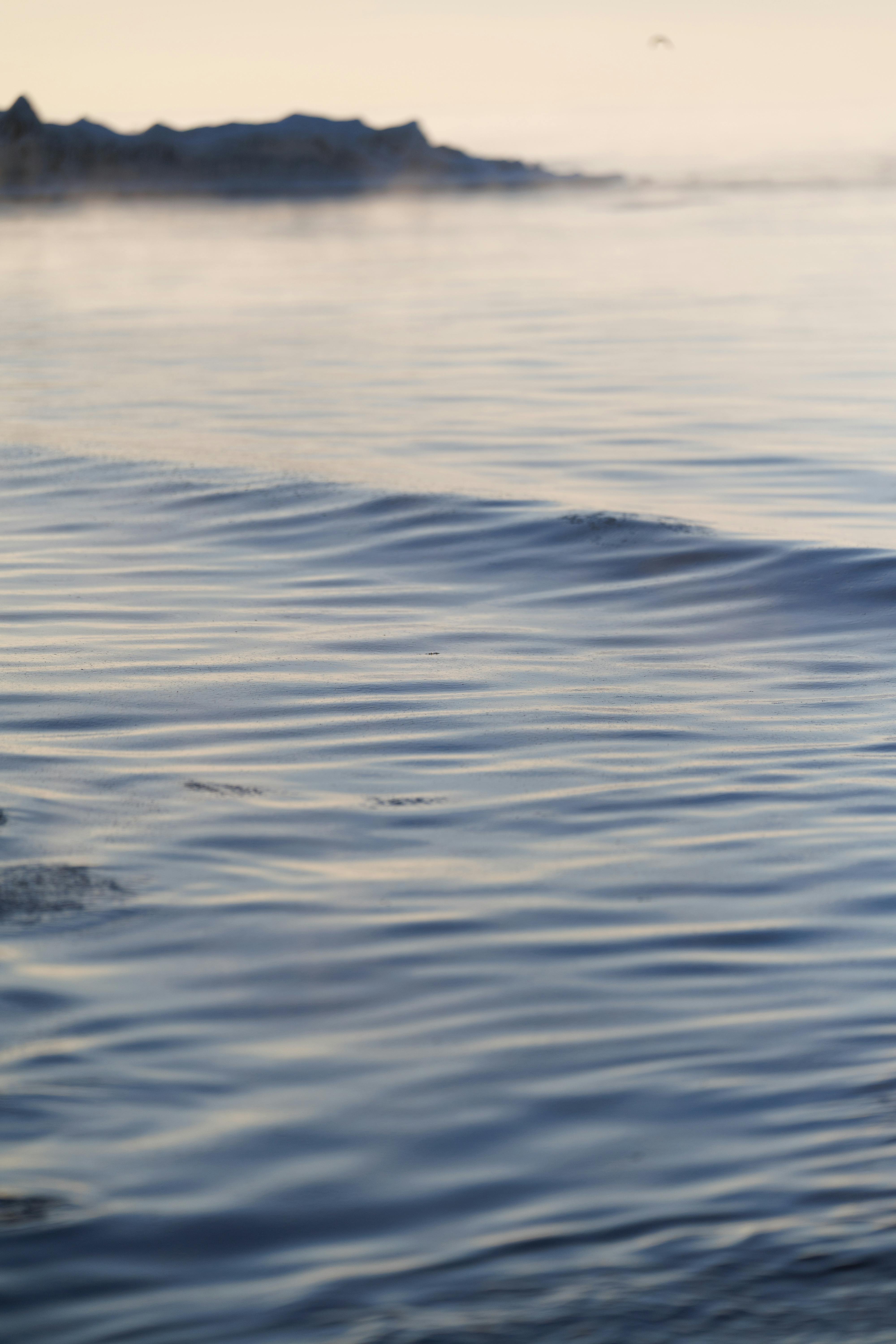 Δωρεάν Γαλήνια κύματα του ωκεανού κάτω από ένα γαλήνιο ηλιοβασίλεμα στο Ζελένογκραντσκ της Ρωσίας. Φωτογραφία από στοκ φωτογραφιών