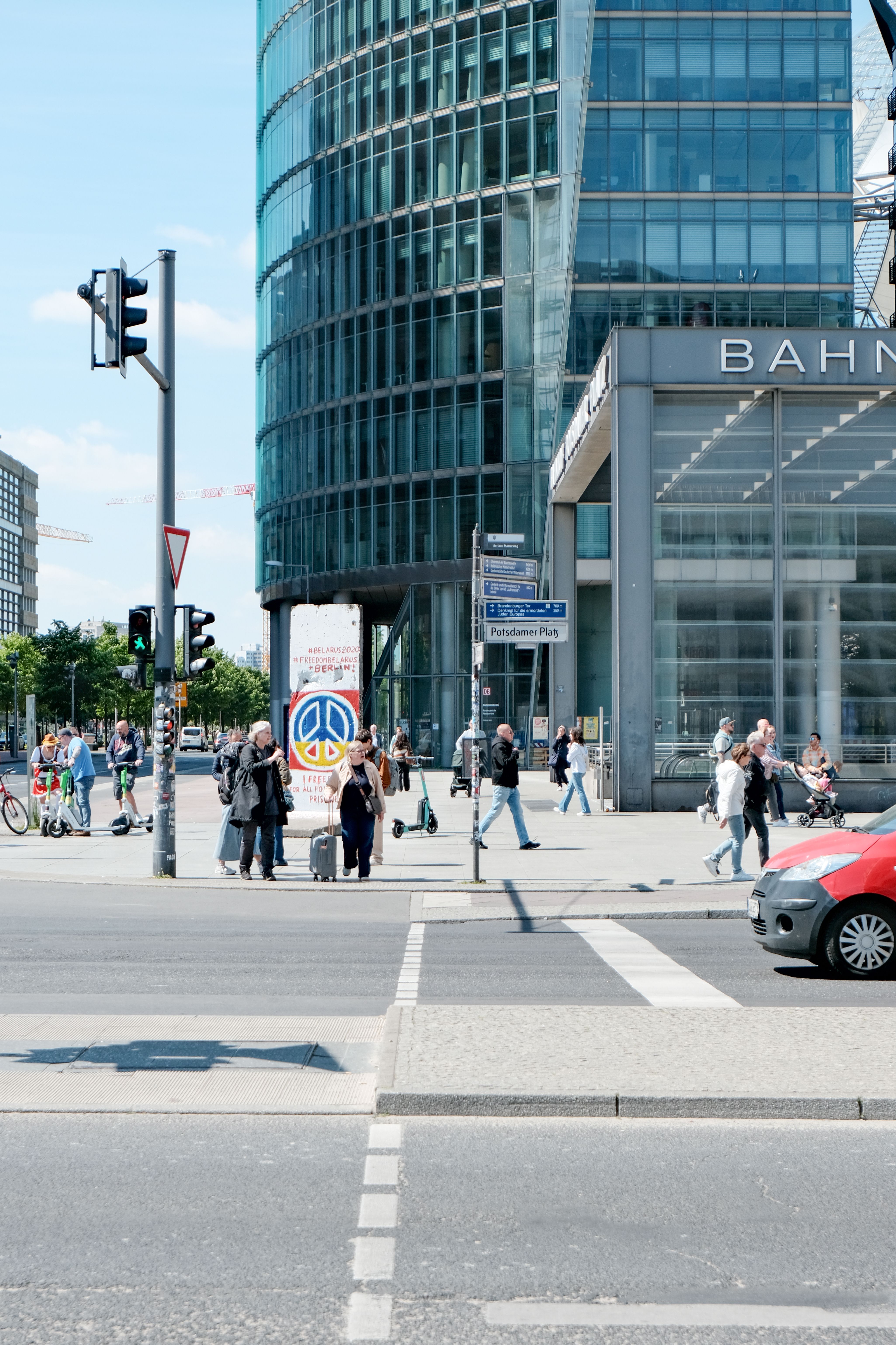 Summer Travel Photo Walks That Capture a City in an Hour — good subjects for quick travel photos