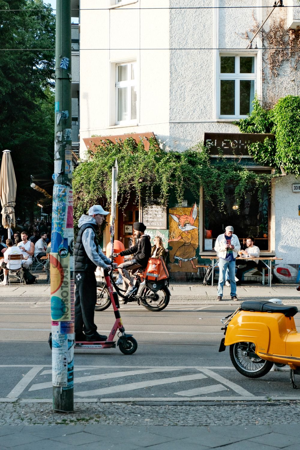 Urban/street Runder Urban Street Scene with Scooter in Berlin · Free Stock Photo