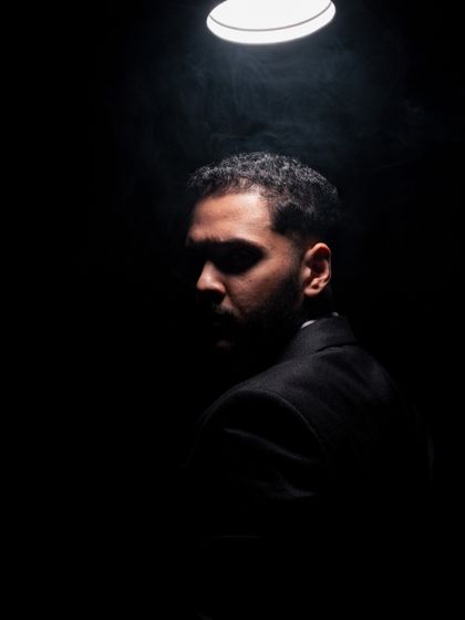 Low-key spotlight portrait by Eric Moura on Pexels
