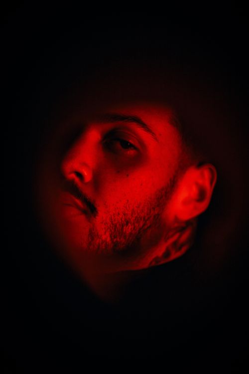 Portret Ree Dramatic Red-Toned Portrait in Low Light · Free Stock Photo