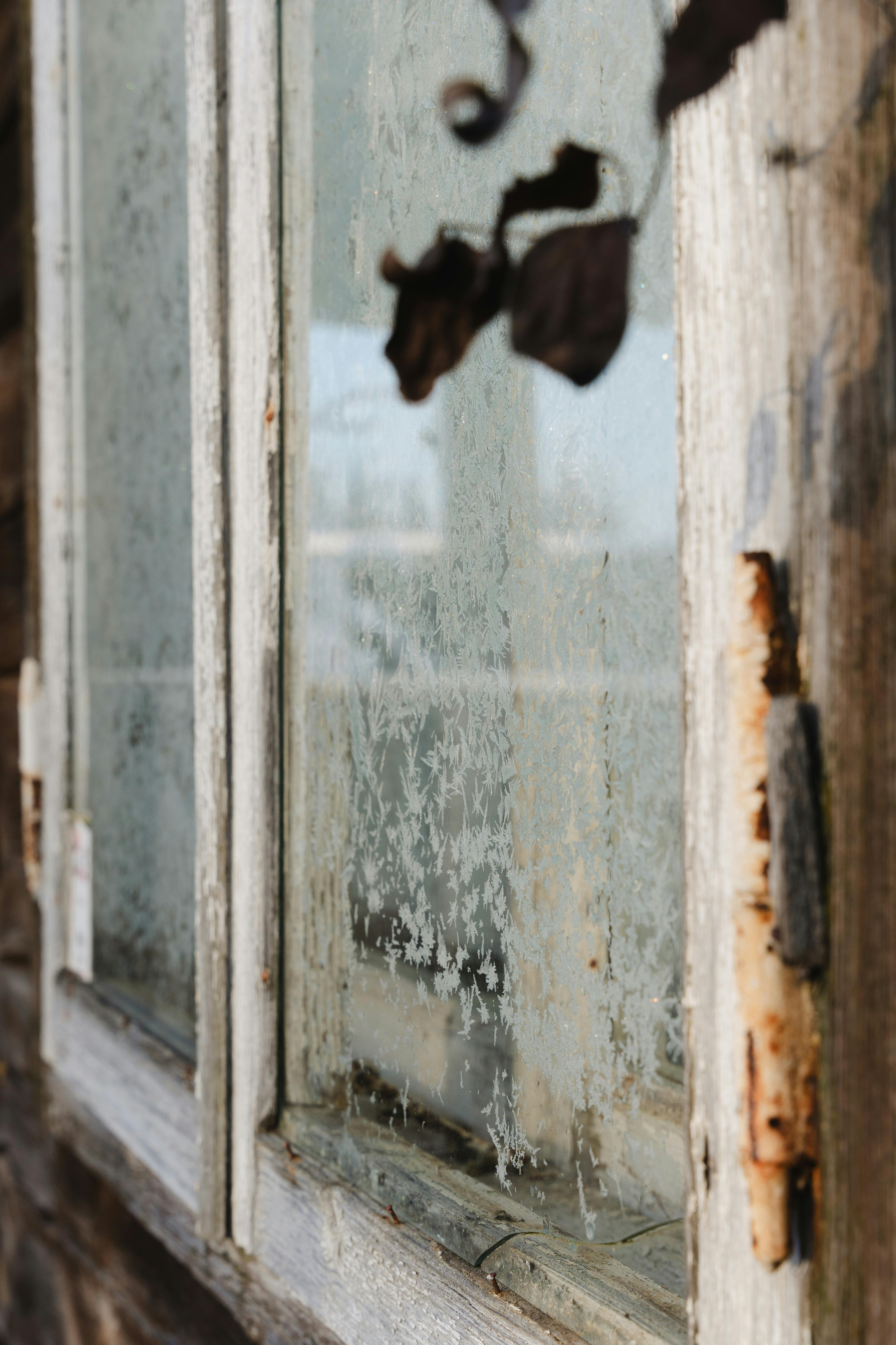 Δωρεάν Κοντινό πλάνο ενός παγωμένου παραθύρου σε ρουστίκ ξύλινο πλαίσιο, που απαθανατίζει το κρύο του χειμώνα. Φωτογραφία από στοκ φωτογραφιών