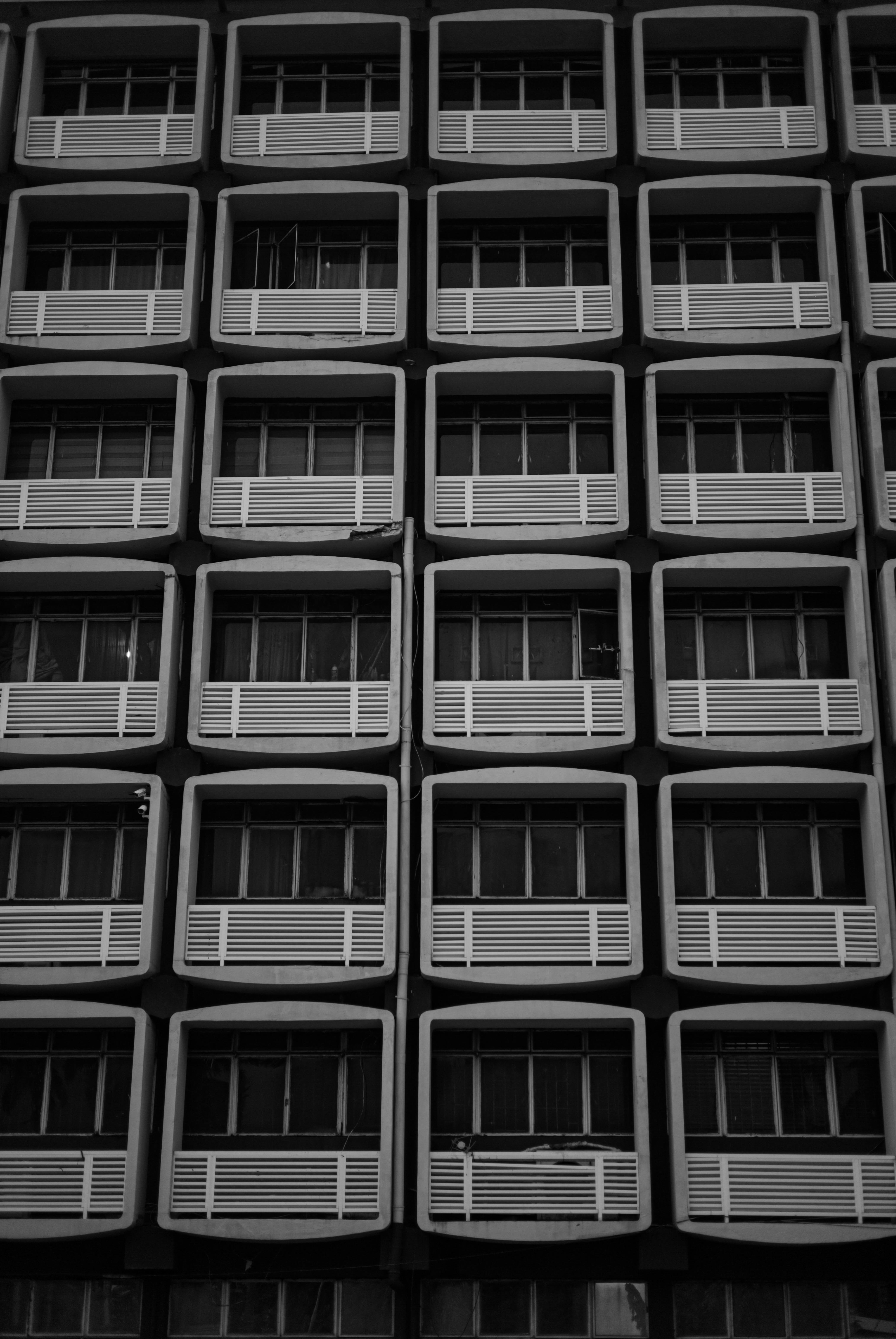 De franc Fotografia monocroma d'una façana d'edifici geomètric amb patrons repetitius. Foto d'estoc