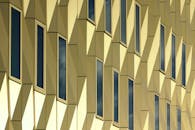 荷兰一座现代建筑的立面，带有几何图案和窗户