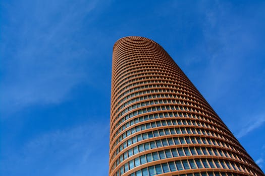 在西班牙塞维利亚的蔚蓝天空下，欣赏托雷塞维利亚的独特建筑